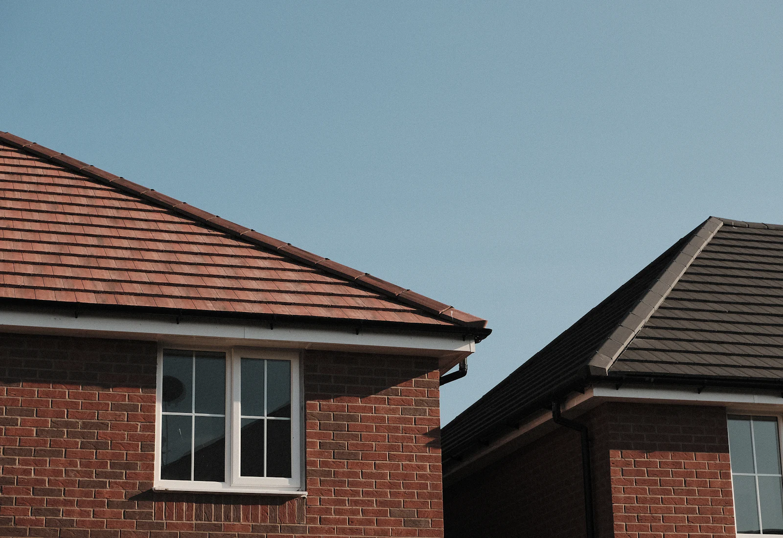 Toitures en tuiles récemment rénovées sur des maisons individuelles